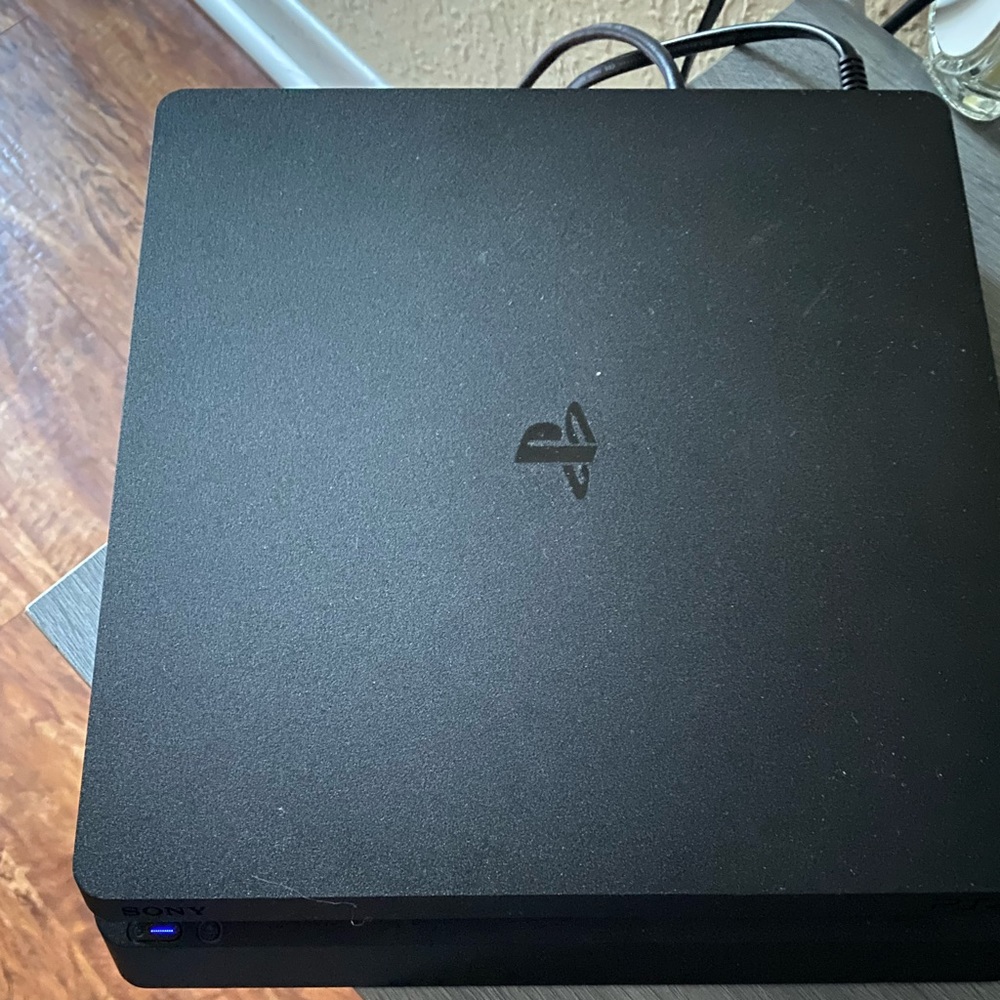 Ps4 comes with all the digital games in pictures still in good condition